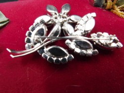 purple flower brooch bk